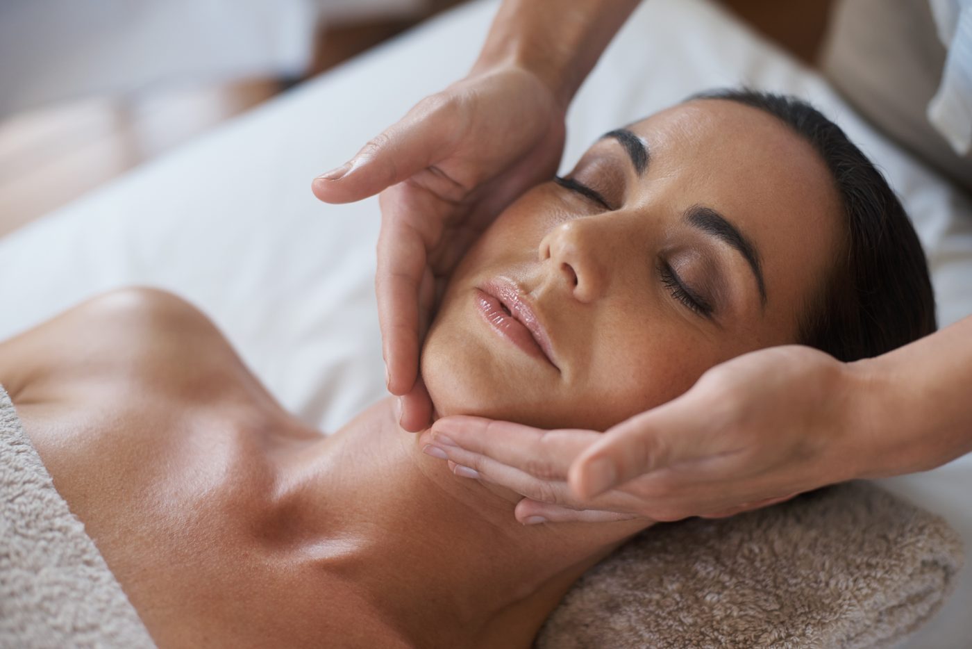 Entspannende Gesichtsmassage bei einer Kosmetikbehandlung