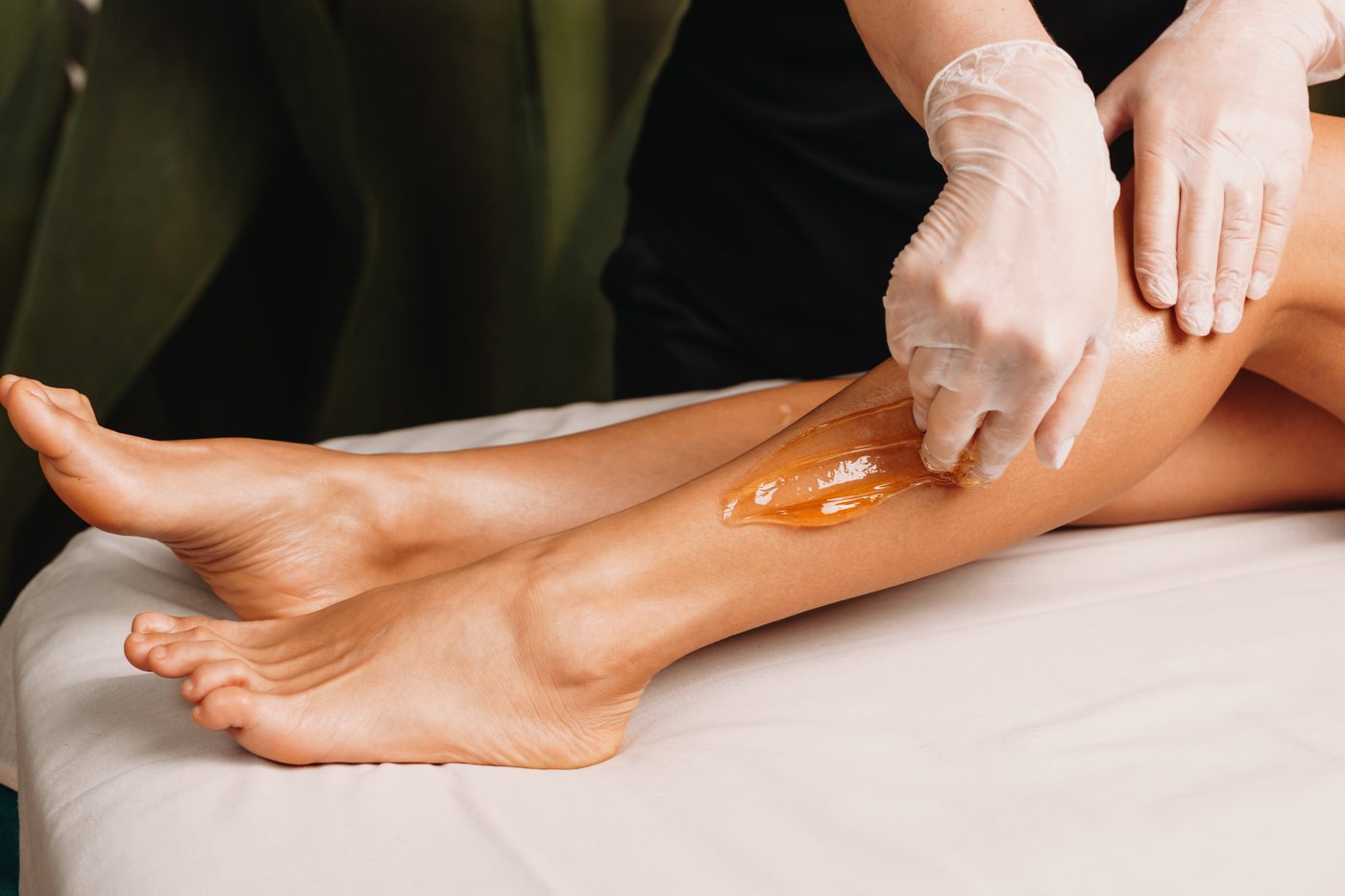 Sugaring am Unterschenkel mit Zuckerpaste