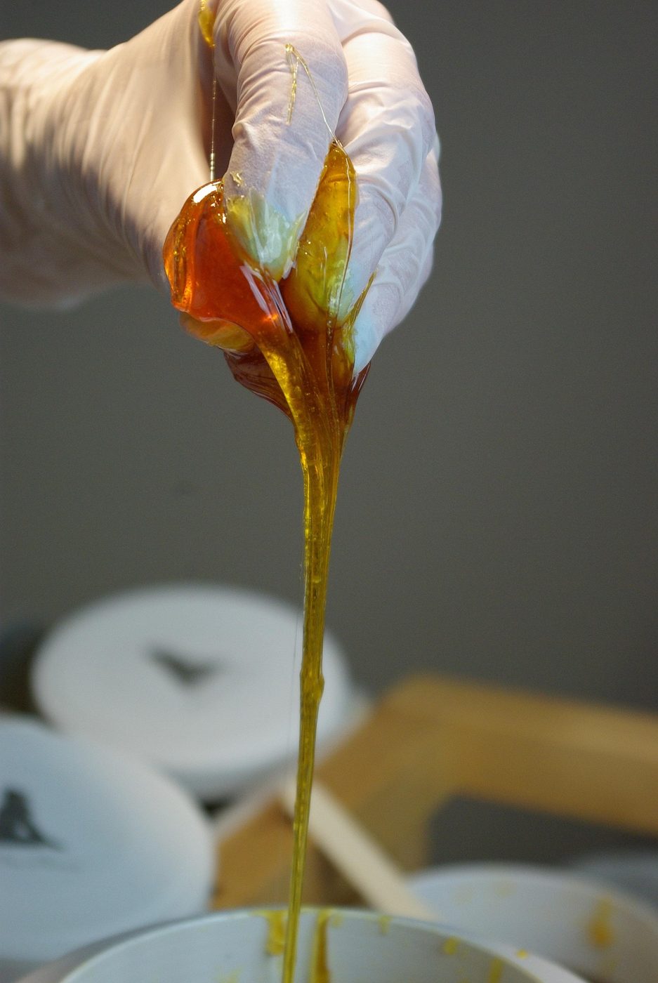 Goldene Zuckerpaste für das Sugaring