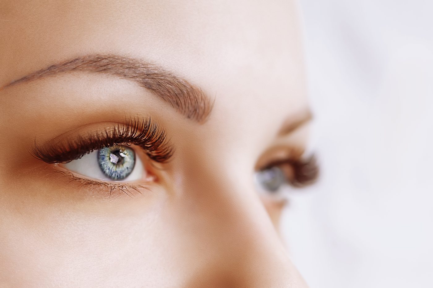 Auge mit langen, geschwungenen Wimpern